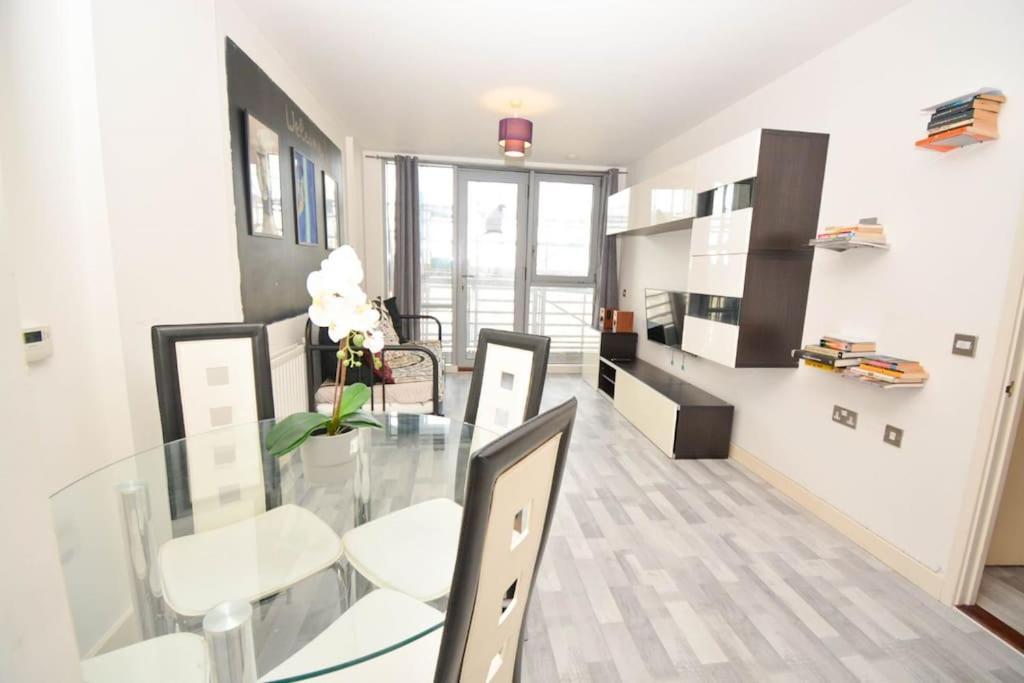 Giogio - Comfortable Stratford Flat With Stunning Views Lejlighed London Eksteriør billede